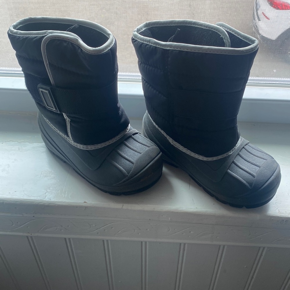 Toddler size 8 snow boots